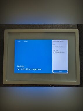 Skylight Frame White Digital Photo Frame - Sleek Electronic Display